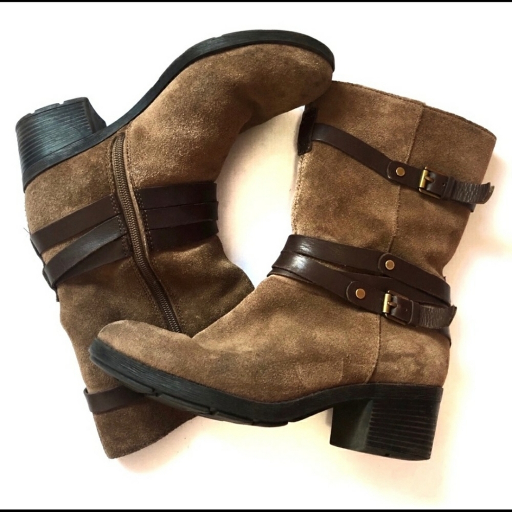 Suede boots by Gianni Bini
